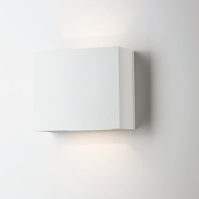 ET2 Alumilux: Cube LED Outdoor Wall Sconce Model: E41328-WT