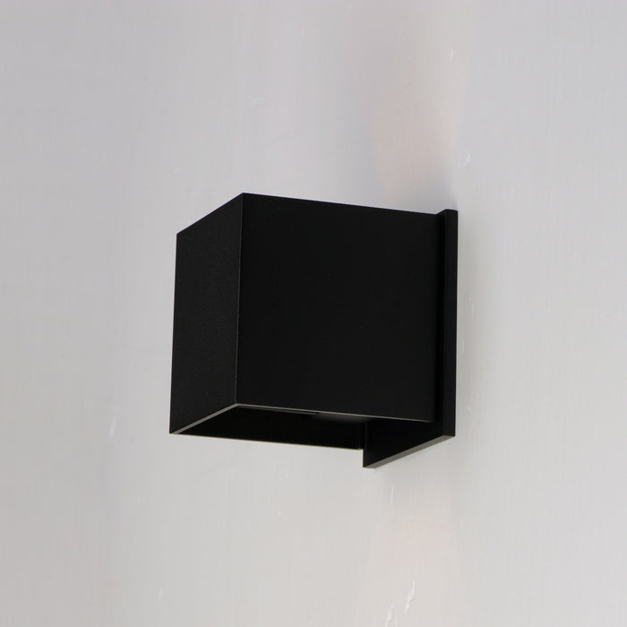 ET2 Alumilux: Cube LED Outdoor Wall Sconce Model: E41308-BK