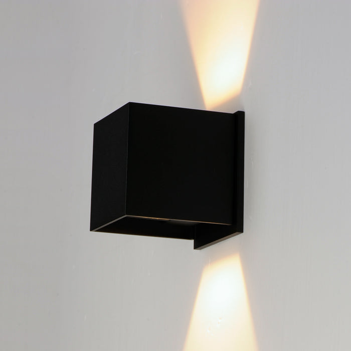 ET2 Alumilux: Cube LED Outdoor Wall Sconce Model: E41308-BK