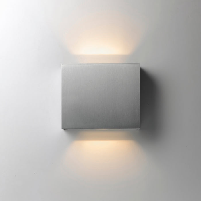 ET2 Alumilux: Cube LED Outdoor Wall Sconce Model: E41328-SA